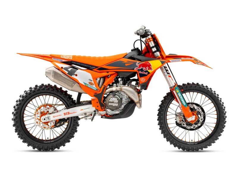 654082 MY25 KTM 450 SX F FACTORY EDITION 90 Degree Right Studio 01 STUDIO IMAGES 02 STUDIO 10